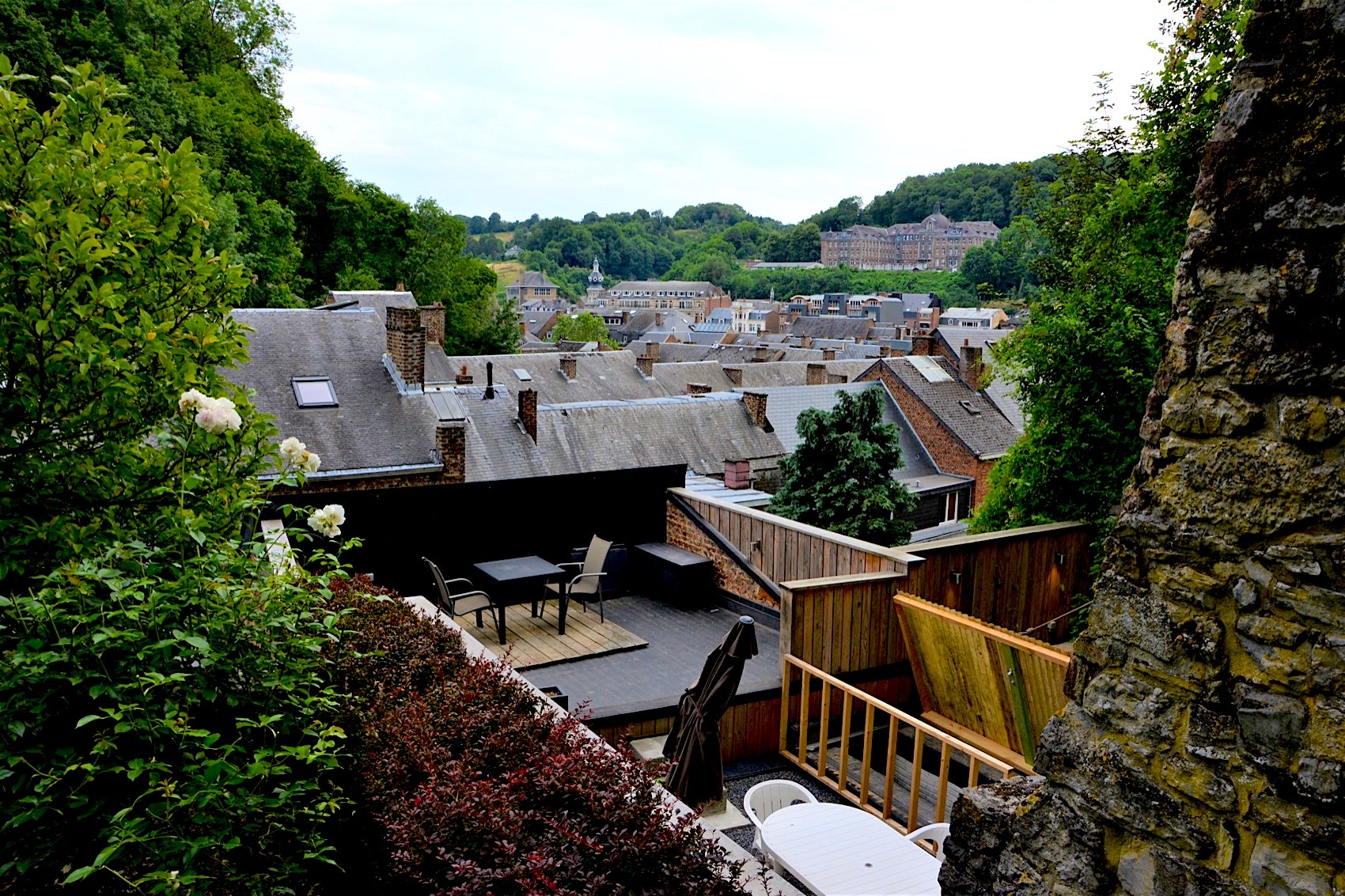 Vue sur les toits de Dinant et la vallée depuis un de nos logements
