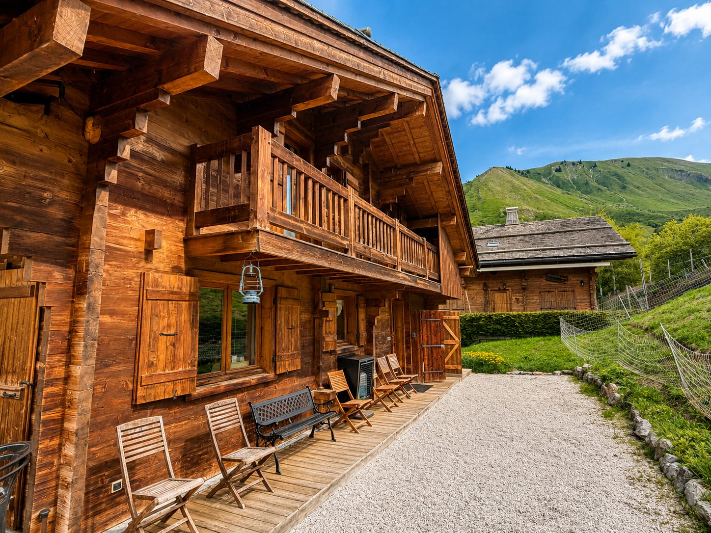 Chalet en bois avec balcon et terrasse, au pied des alpages
